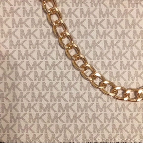 MICHAEL Michael Kors Handbags - 🌻MICHAEL Michael Kors belt bag (adjustable) NEW